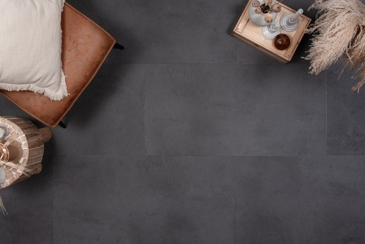 Floer Klik PVC Tegel - Betonlook Zwart